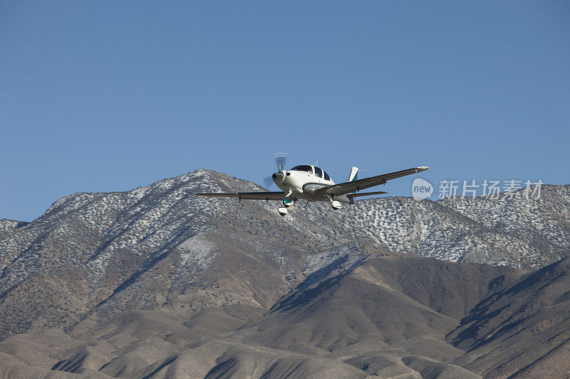 豪华私人飞机，Cirus SR 22练习起飞和降落。